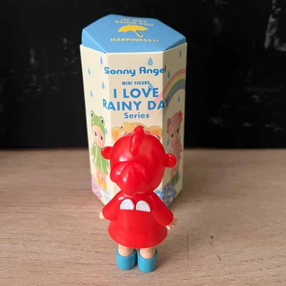 Sonny Angel i love rainy day series red goldfish figure - Picture 2 of 3